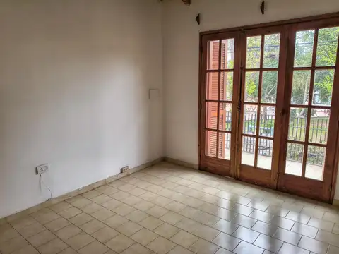 Casa 7 ambientes con 2 baños