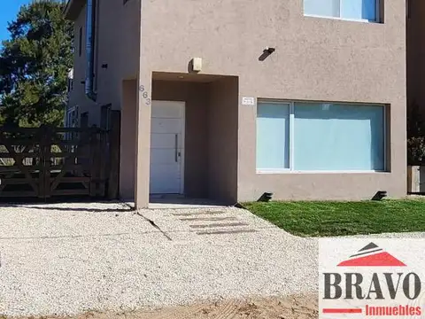 Dúplex en venta de 3 dormitorios c/ cochera en Las Gaviotas