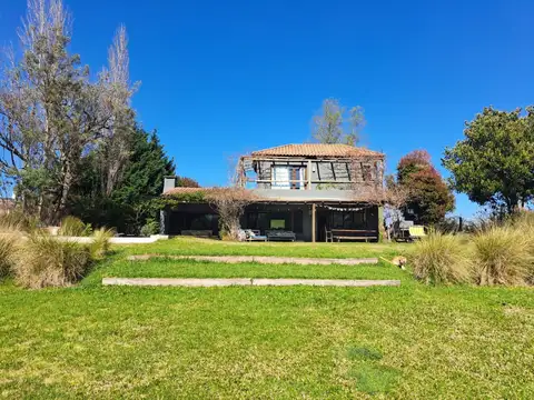 Casa en Alquiler con 3 cocheras