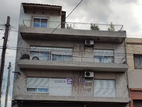 Departamento de 3 ambientes en segundo piso al frente con balcón