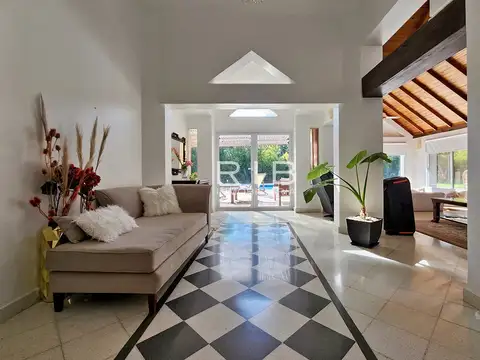 Casa en Venta con 3 cocheras