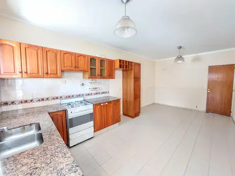 Casa en Alquiler con 2 cocheras