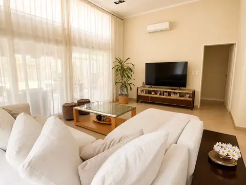Casa en Venta en Pilar del Este - Los Jazmines, USD 235.000