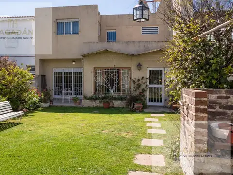 Venta- Casa de 5 ambientes con cochera - fondo -Villa Sarmiento - apto crédito - acepta permuta