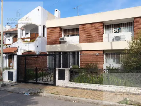 Venta- Casa de 5 ambientes con cochera - fondo -Villa Sarmiento - apto crédito - acepta permuta