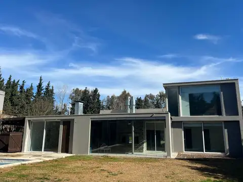 Casa 5 ambientes con 3 baños