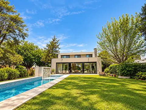 Venta - Casa en Estancia La Rinconada de cuatro dormitorios, jardín y dos plantas. APTA CRÉDITO.