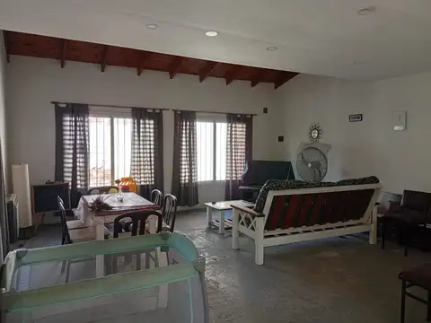 Casa 5 ambientes con 2 baños