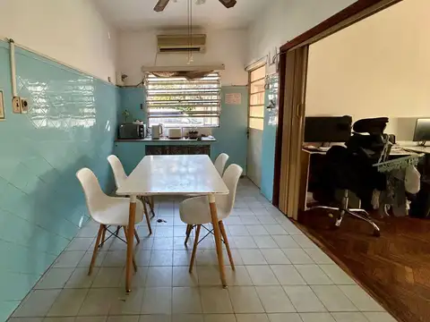 Casa 8 ambientes con 2 baños