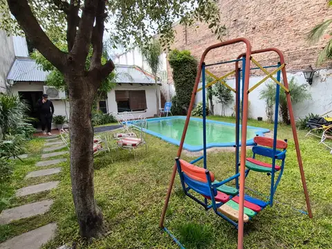 CASA 4 AMB DESARROLLADA TODA EN PLANTA BAJA - CON PARQUE PILETA Y QUINCHO !