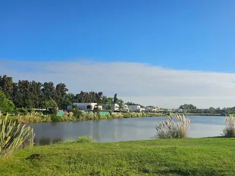 Terreno 1047m2 en venta a laguna en La Calesa, Pilará, Pilar