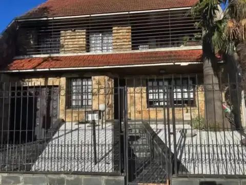 Hermoso chalet 3 dorm, garaje, parque. Apta credito, permuta menor valor.