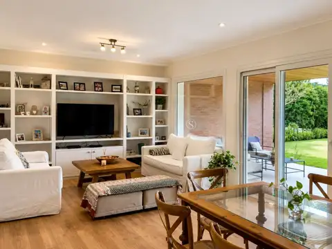 Casa en Venta con 4 cocheras