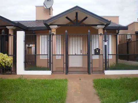 CASA EN VENTA 3 DORMITORIOS ZONA UCAMI CON COCHERA Y PATIO