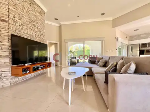 Casa 4 ambientes con 3 baños