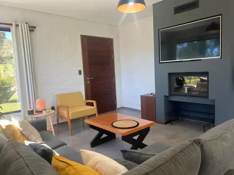Casa 4 ambientes con 2 baños
