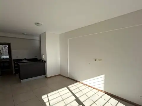Monoambiente – amplio – semi amoblado – excelente zona.