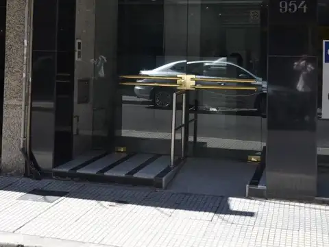 Oficina 16 ambientes con 6 baños