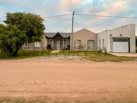 VENTA CASA 3 AMB C/ESCRITORIO, PILETA Y COCHERA - ROQUE PÉREZ