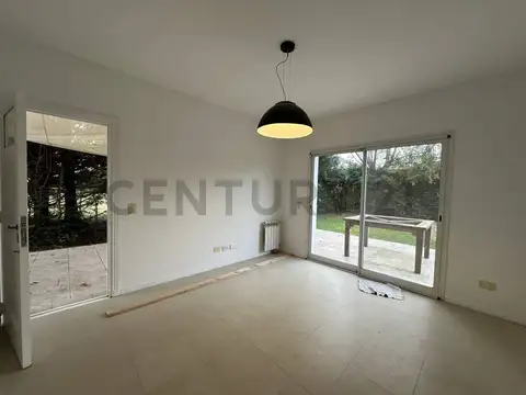 Casa en Alquiler con 2 cocheras
