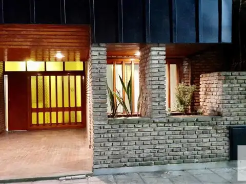 Casa en venta - 3 dormitorios 1 baño - 180mts2 - Chivilcoy