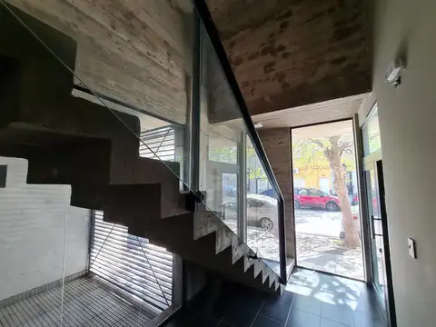 SEMIPISO AMPLIO, DOS BALCONES, ESTAR COMEDOR Y COCINA SECTORIZADA CON BARRA, UN BAÑO, UN DORMITORIO