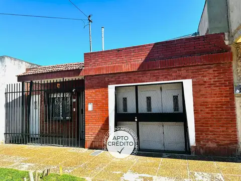 CASA EN VENTA 2/3 DORM CON COCHERA