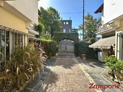Venta de Duplex de 4 ambientes en condominio con cochera, patio y parrilla.