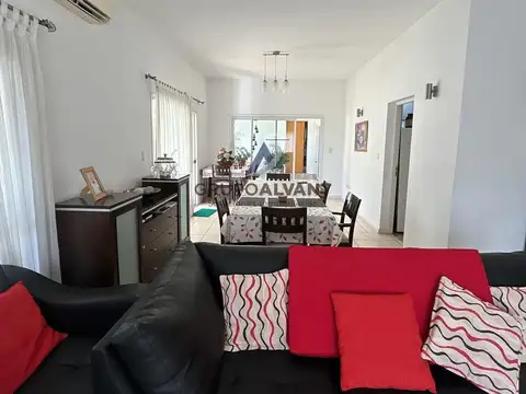 Casa 6 ambientes con 3 baños