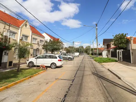 Casa con hermoso jardin 4 dorm suite con detalles para terminar  - Carapachay