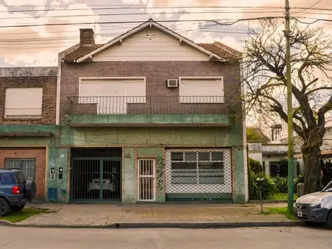 CASA 4 AMBIENTES VENTA JOSE MARMOL LOCAL Y GARAJE