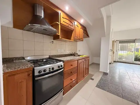 Alquiler, dpto. 2 amb, tipo PH, c/ patio, s/ expensas, frent