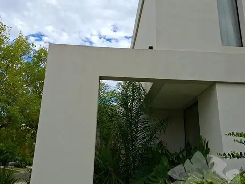 Casa en Alquiler Temporal en El Cantón - Barrio Golf, USD 3.000