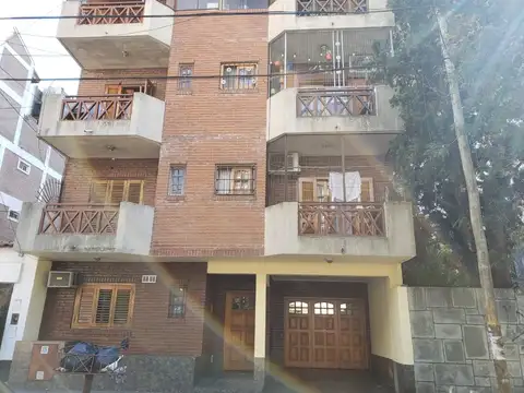 Semipiso 2 ambientes al frente con balcón y espacio guardacoche
