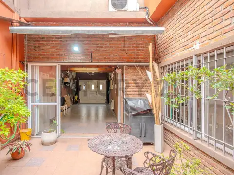 Venta PH tipo CASA en Haedo Norte, 4 habitaciones con patio y cochera. Excelente Estado. Evalúa Perm
