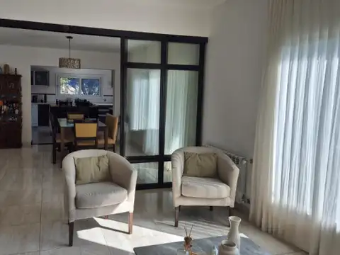 Casa 4 ambientes con 3 baños