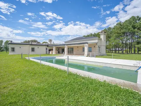 VENTA CASA 5 AMB 1 HA LA MACARENA PILETA PERMUTA