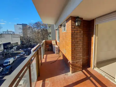 Departamento 2 dormitorios con 3° dormitorio o escritorio y cochera en Devoto!