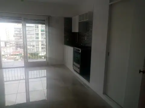 Monoambiente balcon frente luminoso baño a 2 cuadras Shopping centro comercial