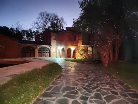 VENTA CASA EN EZEIZA CON PILETA, PARQUE, QUINCHO