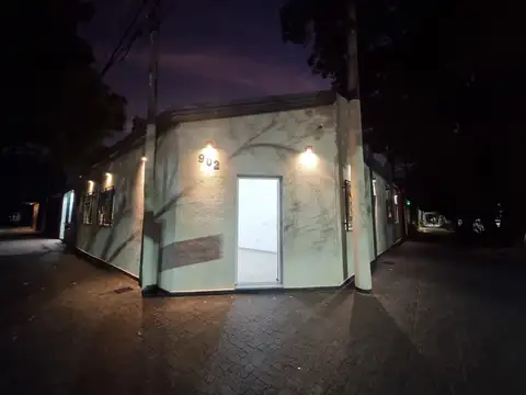 La Bella Esquina Multifacética, casa con local sobre avenida!