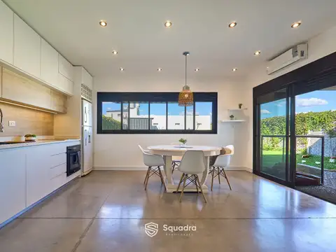VENTA - Casa 2 Dormitorios, piscina, galería y jardín - Altos de Piñero. APTO CRÉDITO.