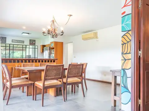Casa 13 ambientes con 3 baños