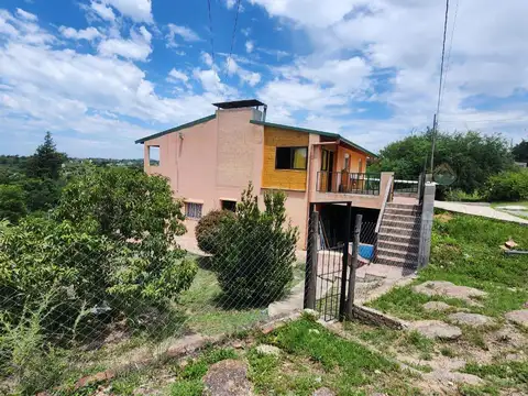 Casa mas departamentos a la venta en Villa Parque Siquiman. (C35)