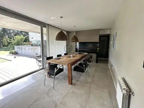 Casa 4 ambientes con 3 baños