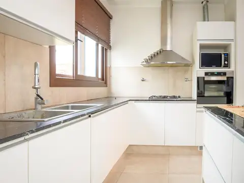 Casa 6 ambientes con 2 baños