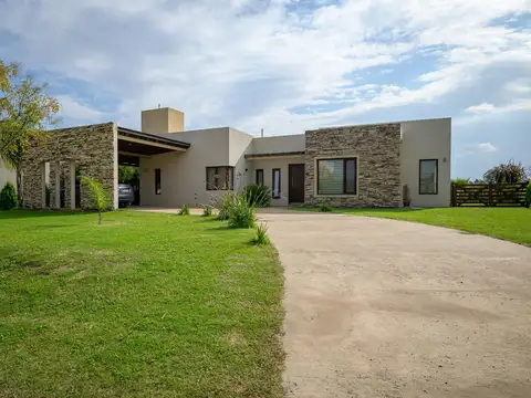 Casa en venta en barrio privado Costa Verde en Junin