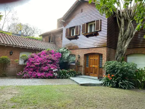 Casa en venta en Martinez, de Libertador al río.