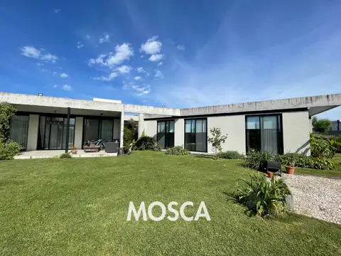 Casa Minimalista en una planta con piscina