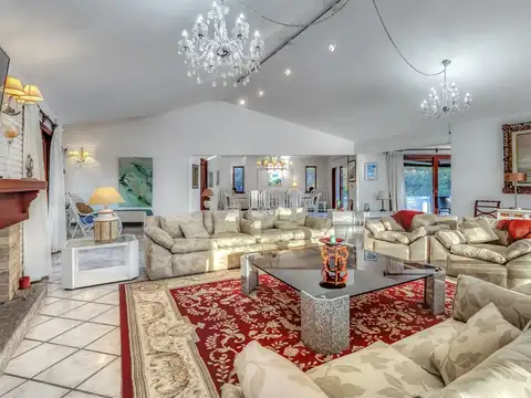 Casa en Alquiler con 8 cocheras